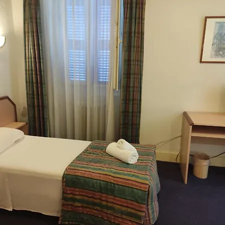Hotell De Nevers 2*