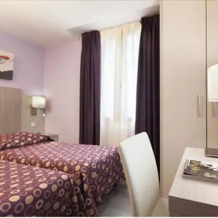 Hotel De Nevers 2*