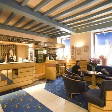 迪讷韦尔酒店 2*