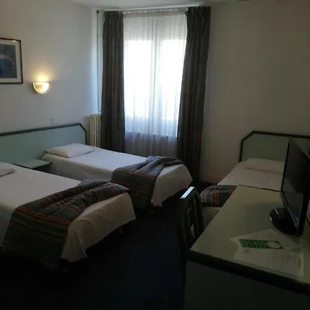 迪讷韦尔酒店 2*