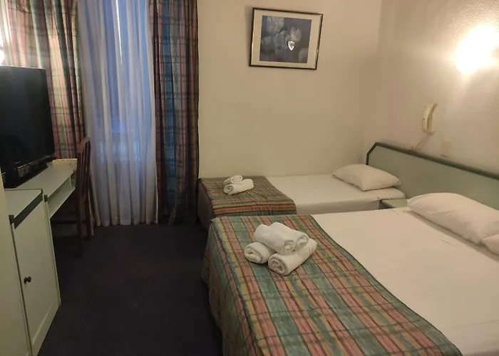 De Nevers Отель 2*